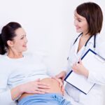 medico-conversa-com-gestante-na-clinica_186202-1066